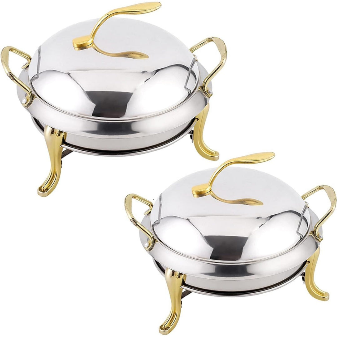 Der Speisenwaermer zeigt glaenzende Oberflaechen in Silber und Gold