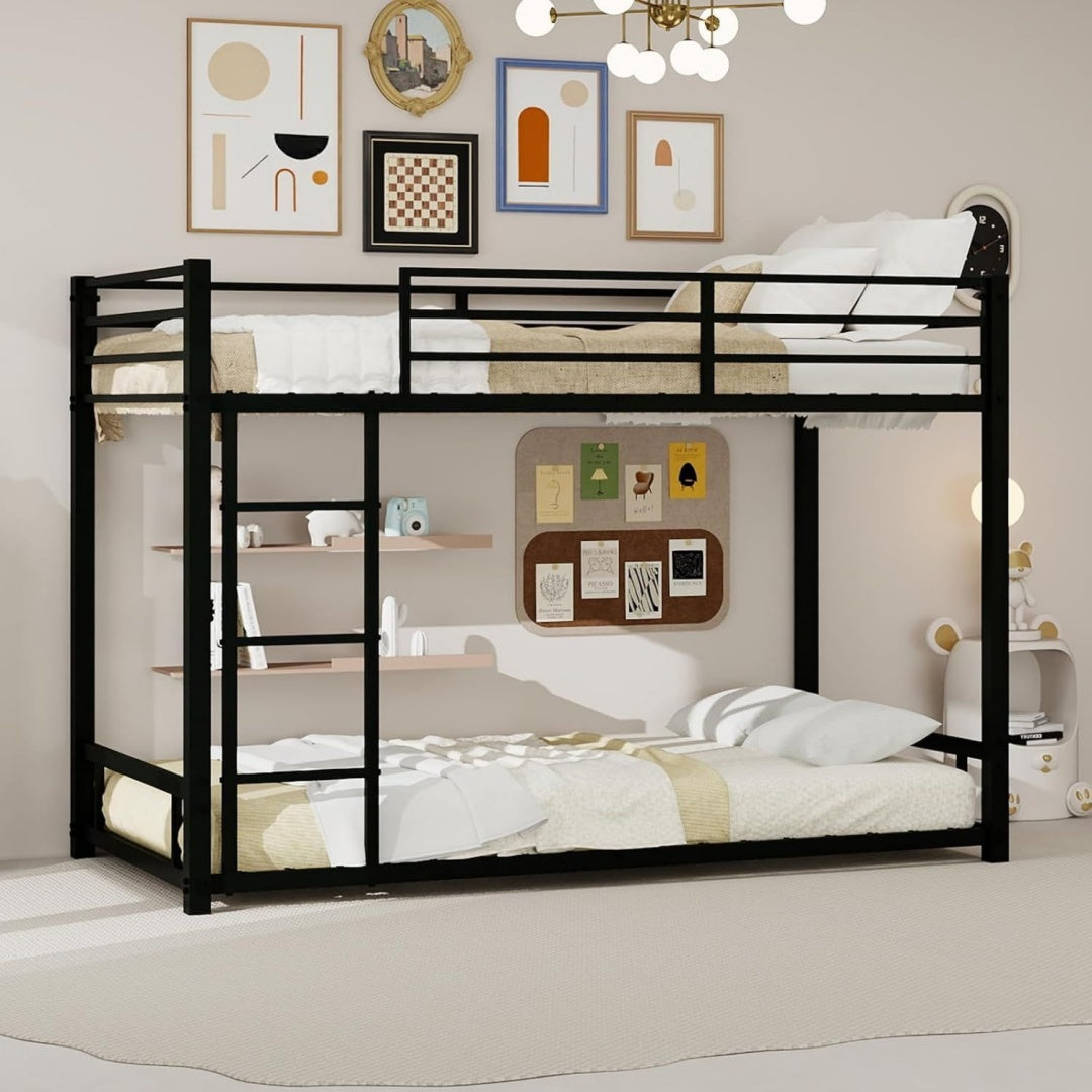 Das Etagenbett misst 90 x 190 cm in Schwarz