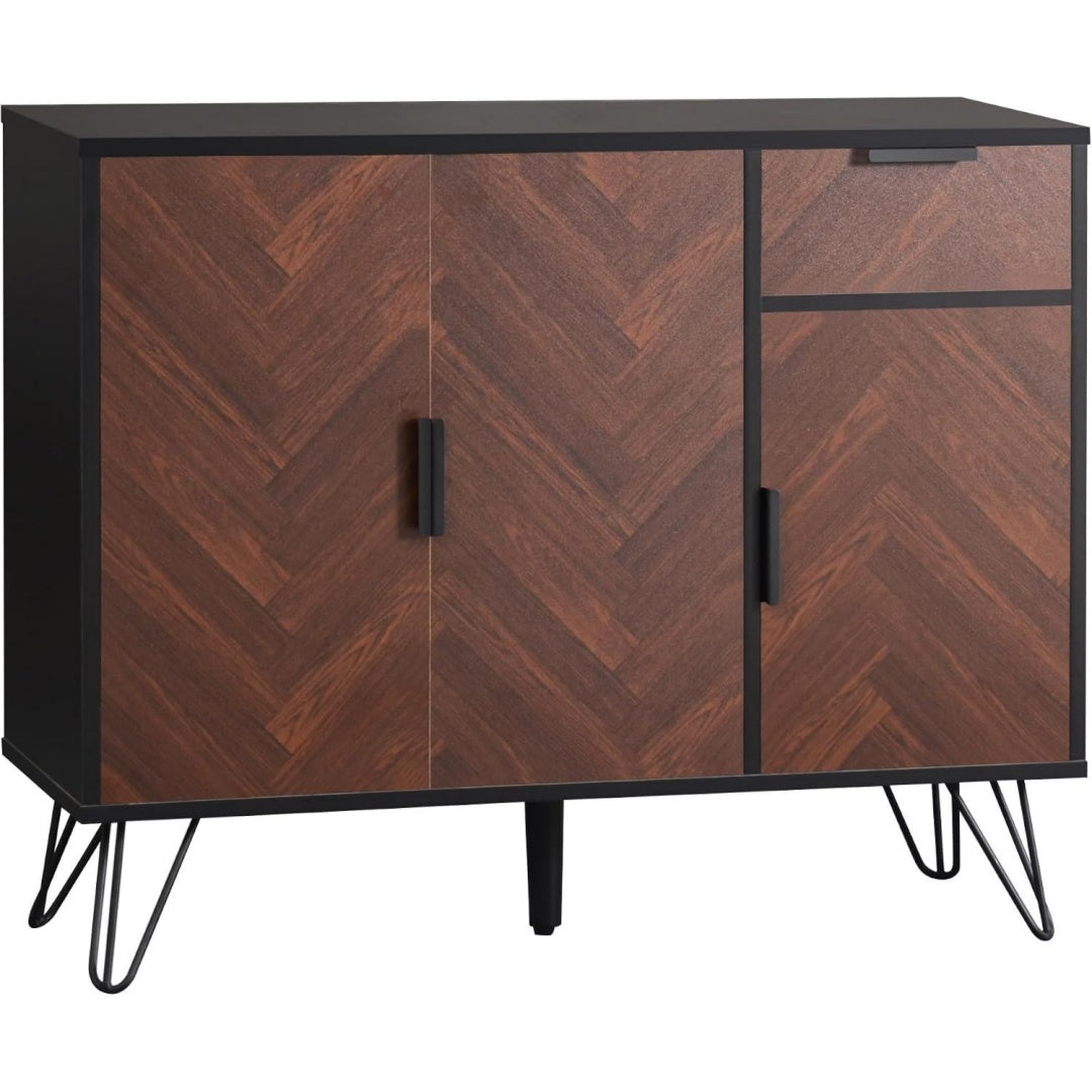 Hoehenverstellung und Metallgriffe an dem Sideboard