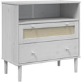 Schubladen an dem Sideboard aus Rattan und Kiefernholz