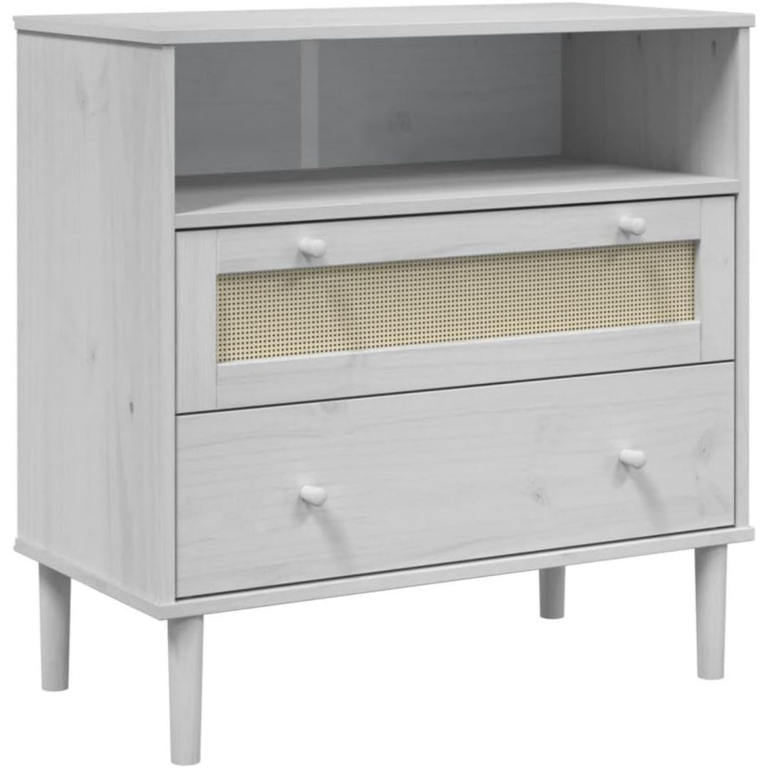 Schubladen an dem Sideboard aus Rattan und Kiefernholz