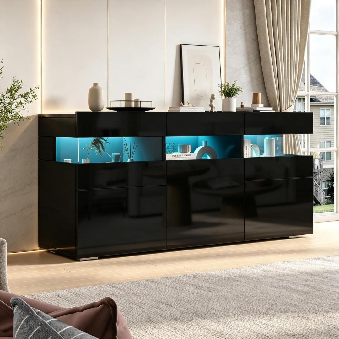 Glaenzende Oberflaechen und 3 Tueren bestimmen das Sideboard