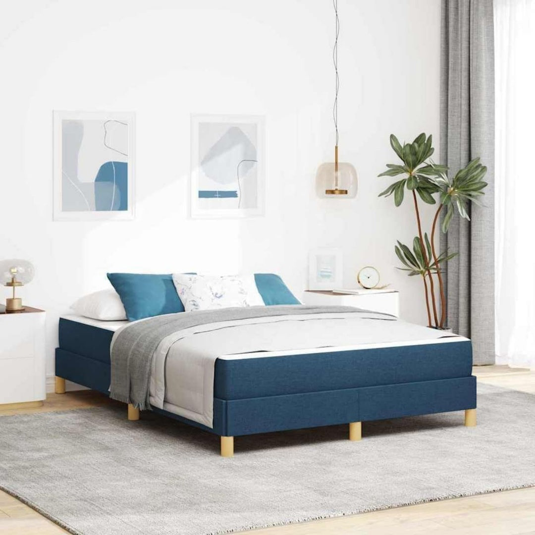 Das Boxspringbett zeigt sich in Braun und Blau