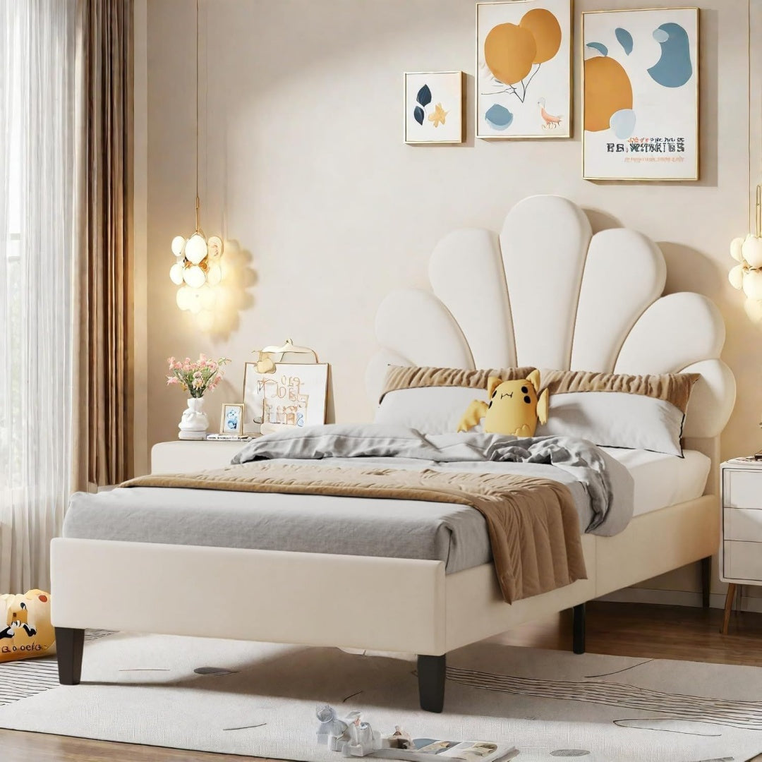 Ein Lattenrost praegt das Bettgestell in Beige
