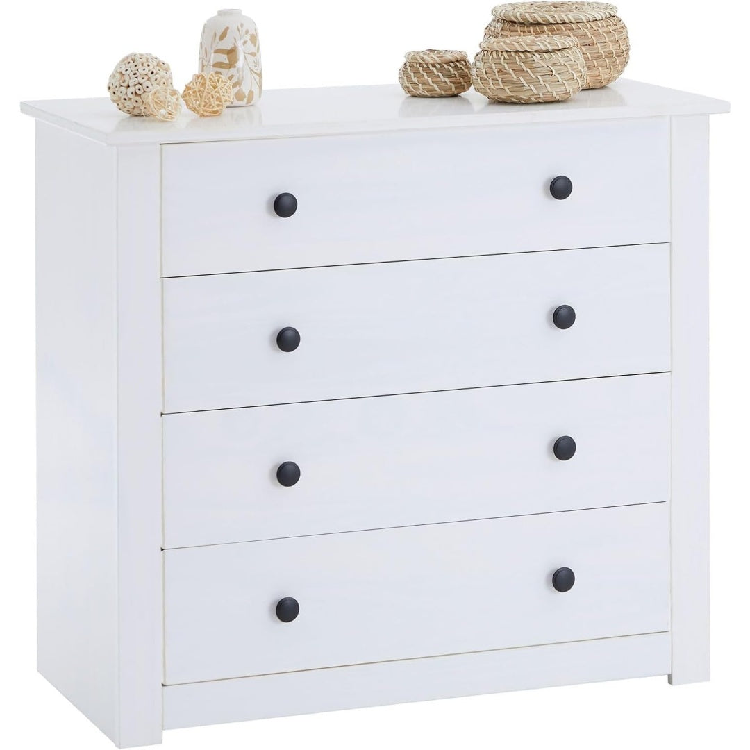 Metallgriffe praegen das Sideboard in Weiss