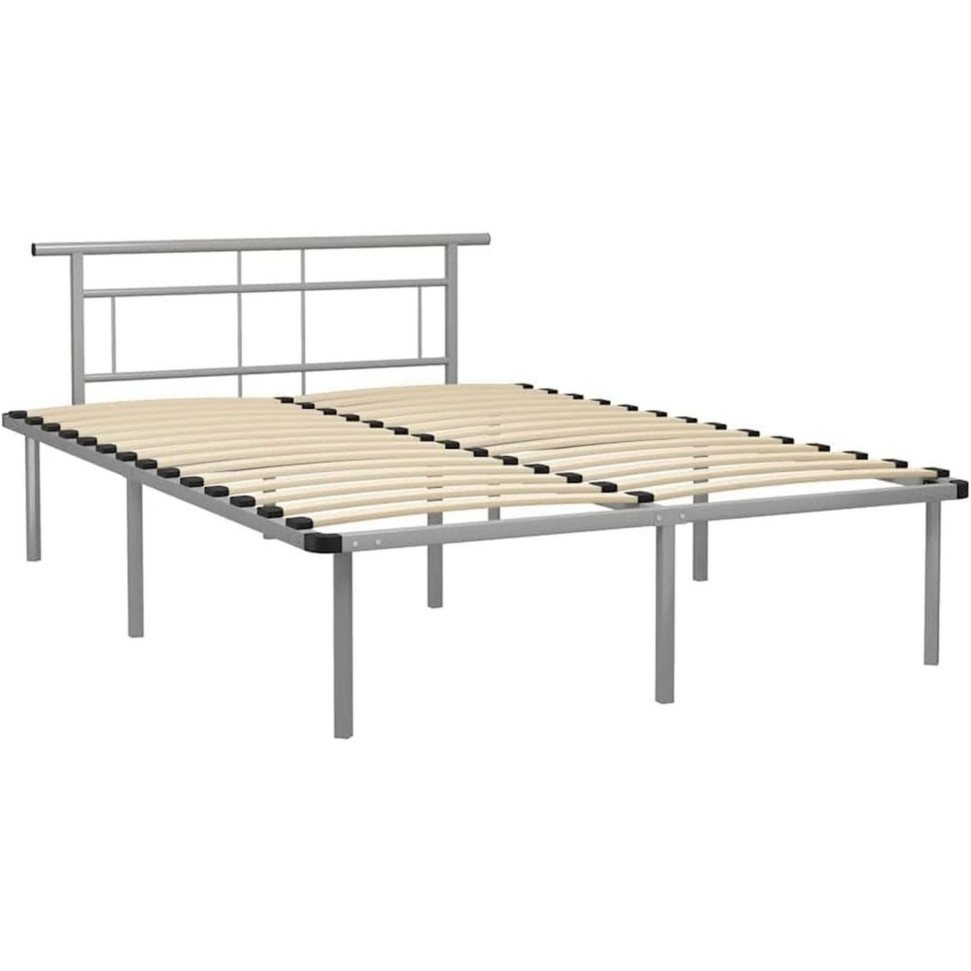Das Bettgestell misst 140 x 200 cm aus Metall