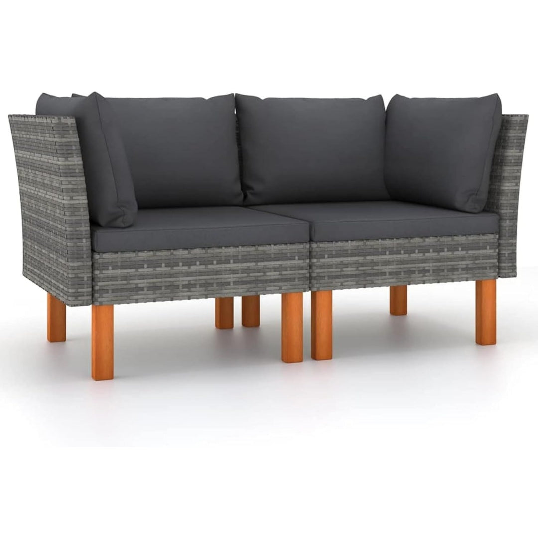 Sofa verbindet Flechtoptik und ein Metallgestell