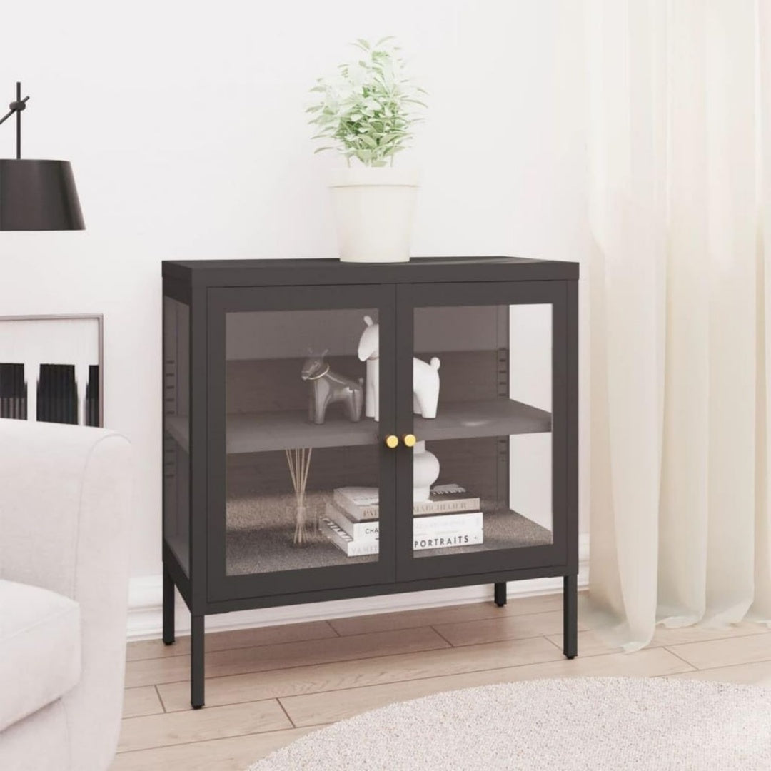Die Gestaltung von dem Sideboard wird durch Metall und Glas gepraegt