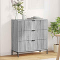 Das Sideboard vereint ein Metallgestell mit Schubladen