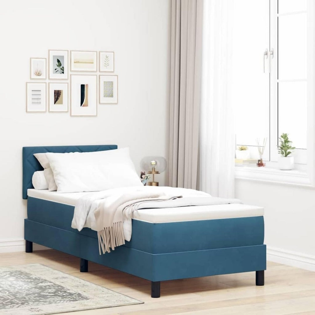 Blau gibt dem Boxspringbett einen farblichen Akzent