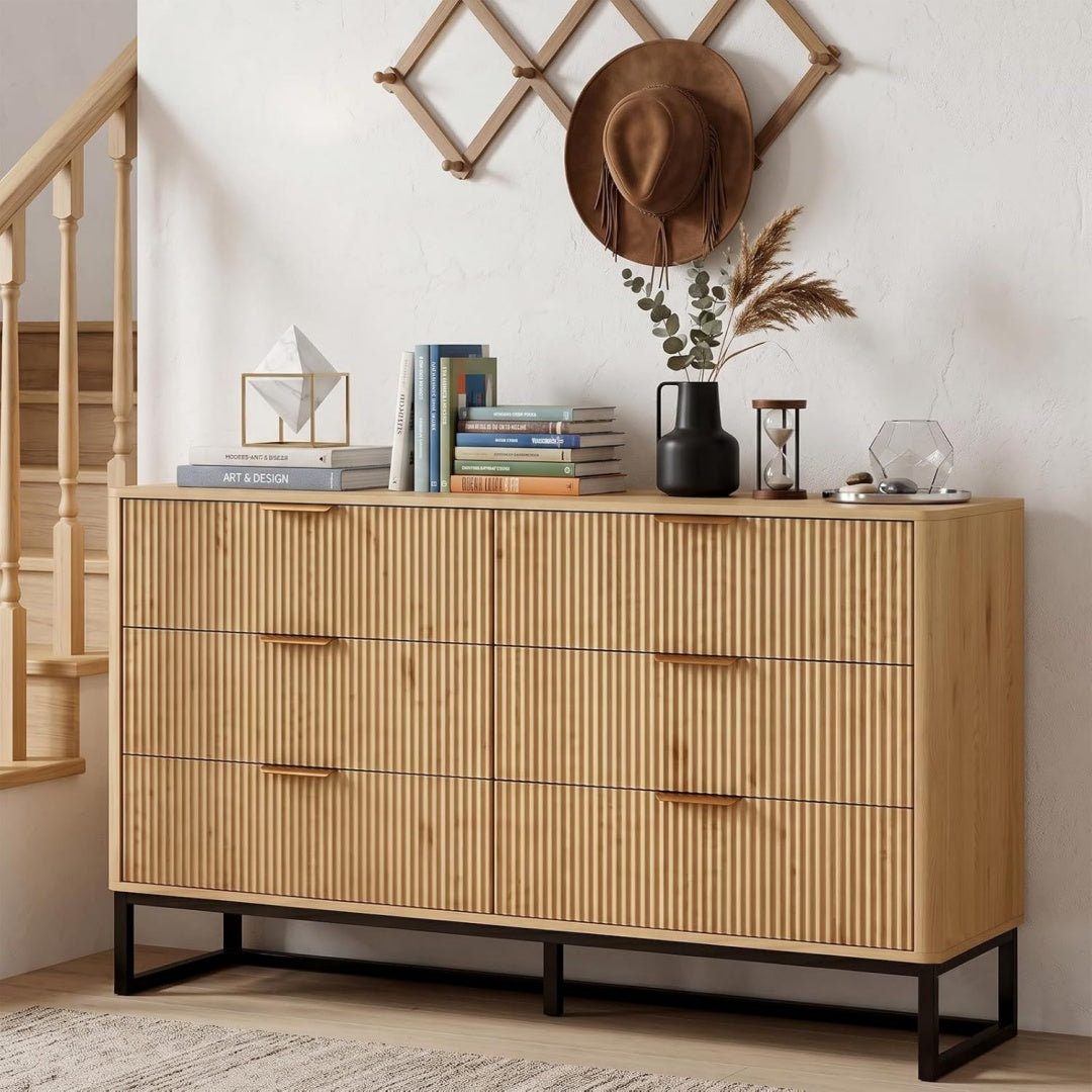 6 Schubladen treffen auf gerundete Konturen an dem Sideboard
